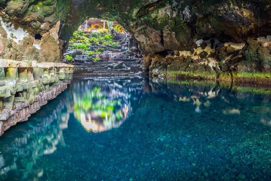 Blaue Wasserfläche in der Höhle von Jameos del Agua