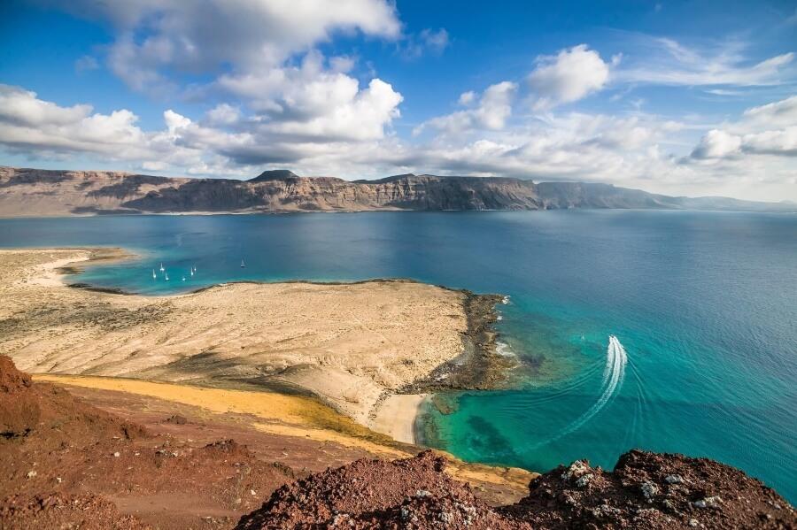 Segelboote vor der Küste von La Graciosa