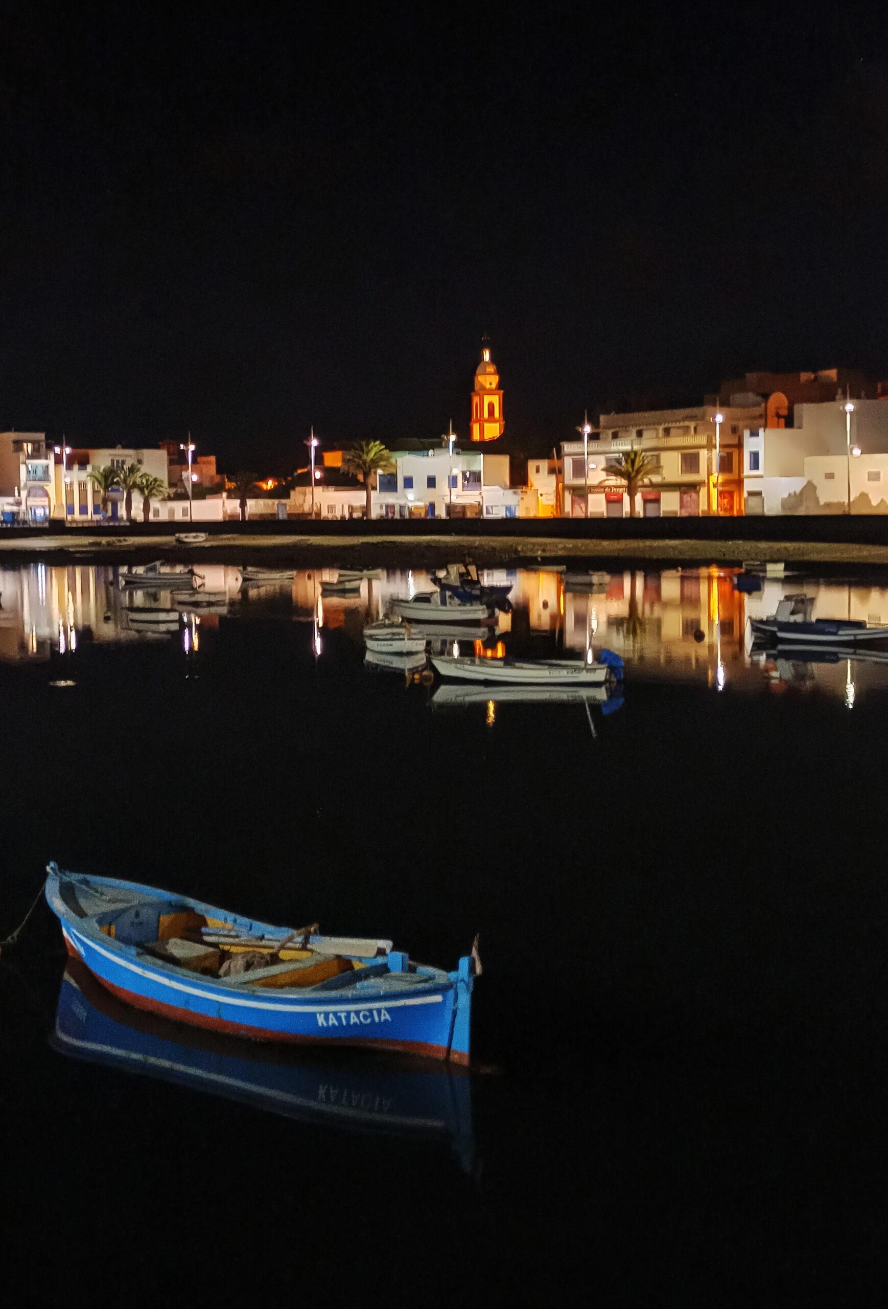Barques au coucher du soleil sur le Charco de San Ginés